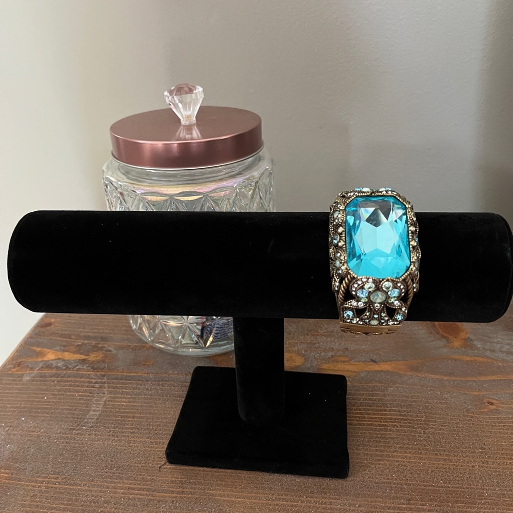 Elegant Turquoise and Gold Decorative Bracelet